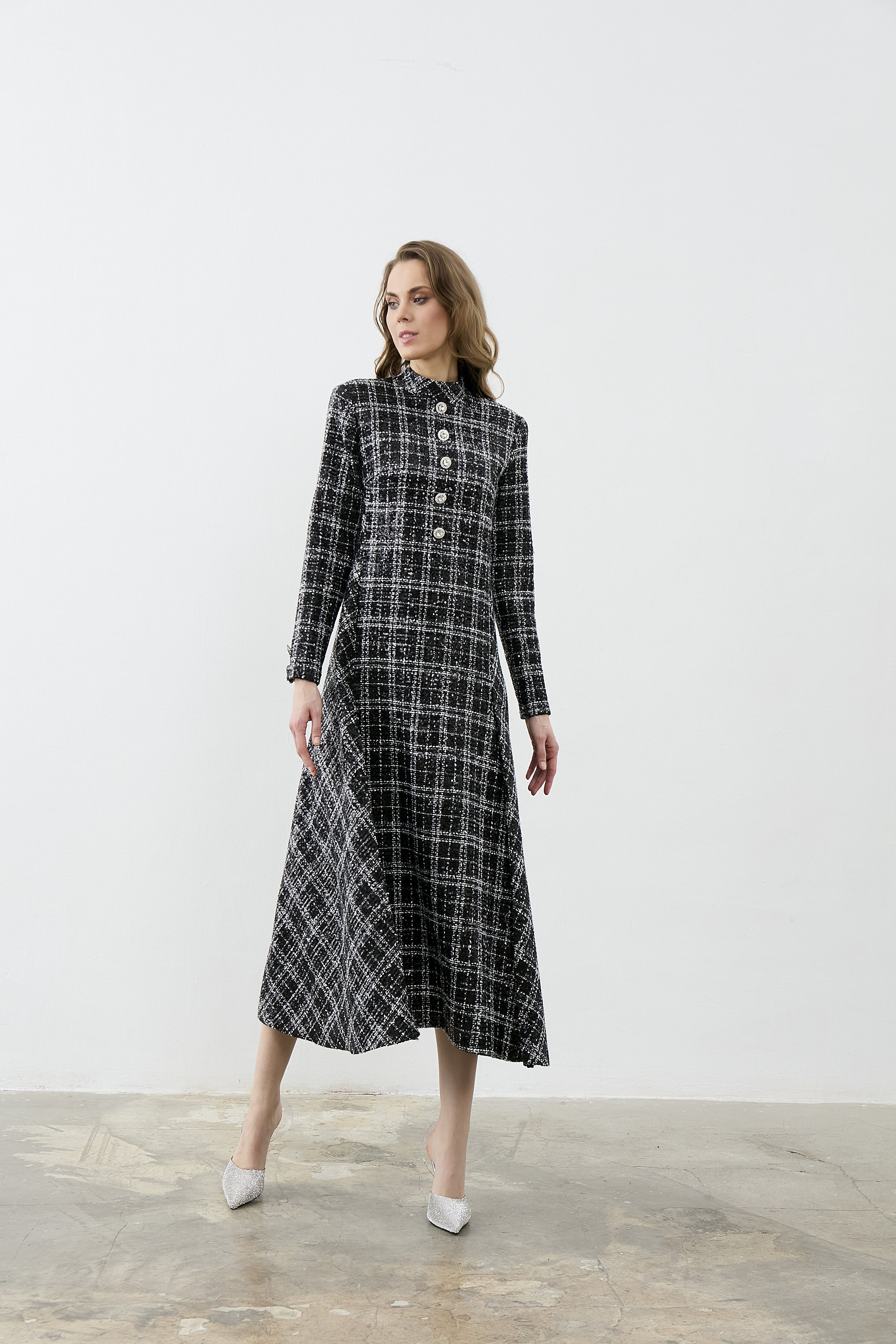 ÖNDEN DÜĞMELİ ELBİSE