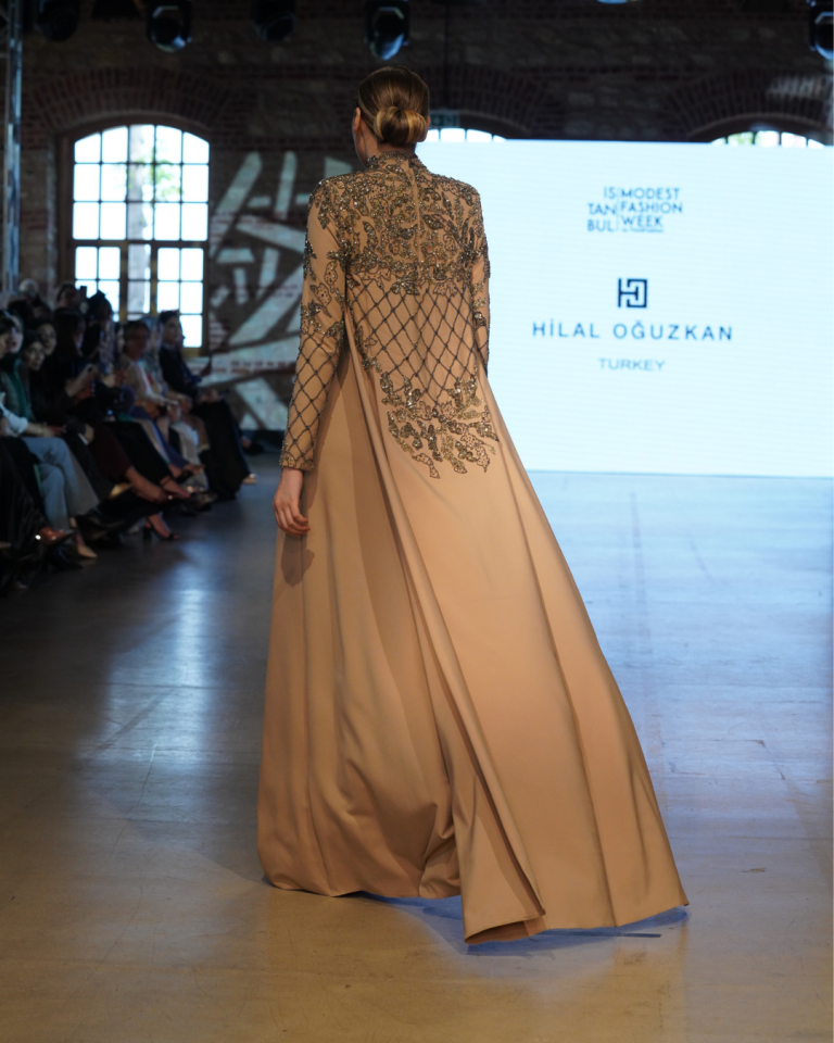 PELERİNİ VE ÜST BEDENİ ASİMETRİK İŞLEMELİ TUVALET 36