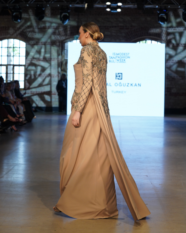 PELERİNİ VE ÜST BEDENİ ASİMETRİK İŞLEMELİ TUVALET 25H82 36