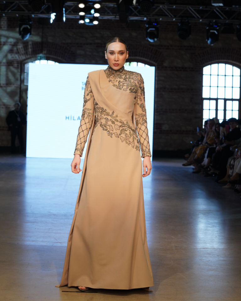 PELERİNİ VE ÜST BEDENİ ASİMETRİK İŞLEMELİ TUVALET 25H82 36