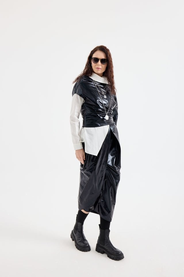 DERİ GÖRÜNÜMLÜ TEK KOLLU BLUZ ETEK TAKIM