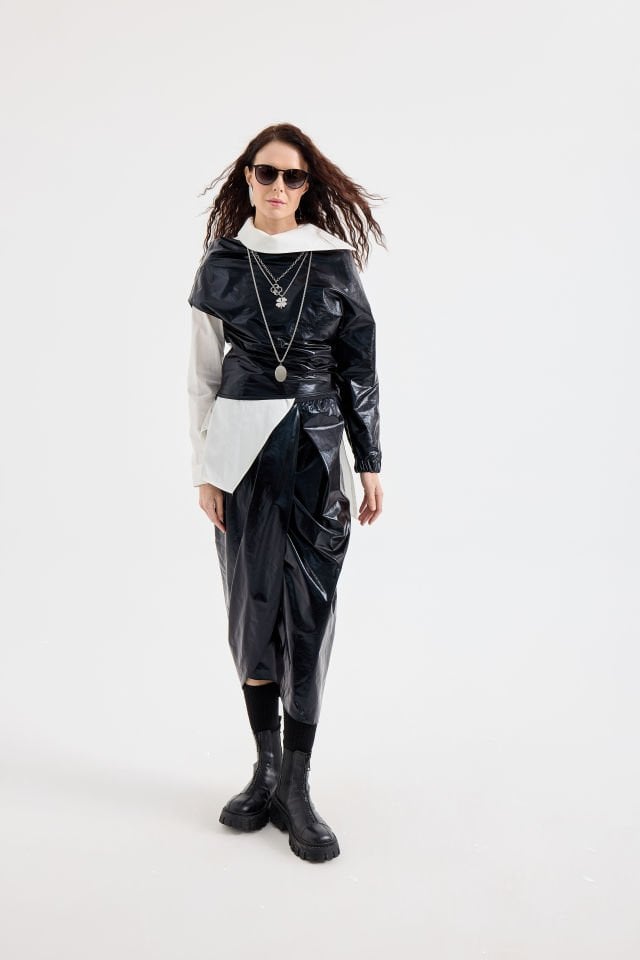 DERİ GÖRÜNÜMLÜ TEK KOLLU BLUZ ETEK TAKIM