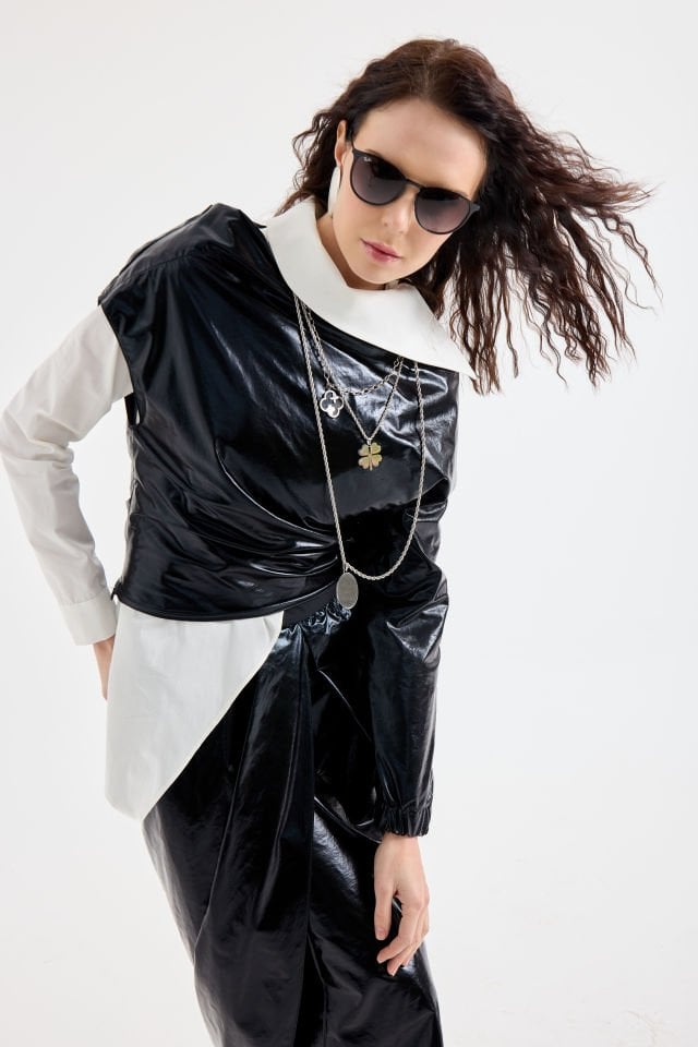 DERİ GÖRÜNÜMLÜ TEK KOLLU BLUZ ETEK TAKIM