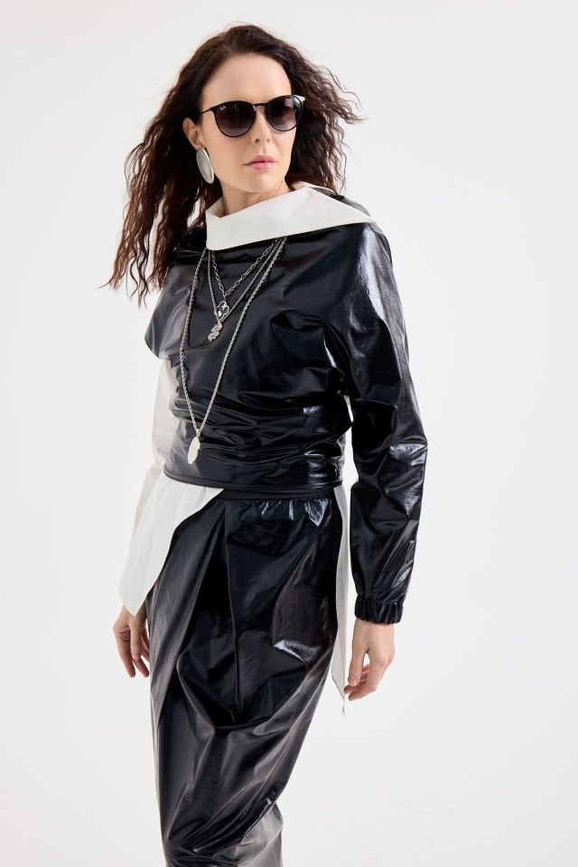 DERİ GÖRÜNÜMLÜ TEK KOLLU BLUZ ETEK TAKIM