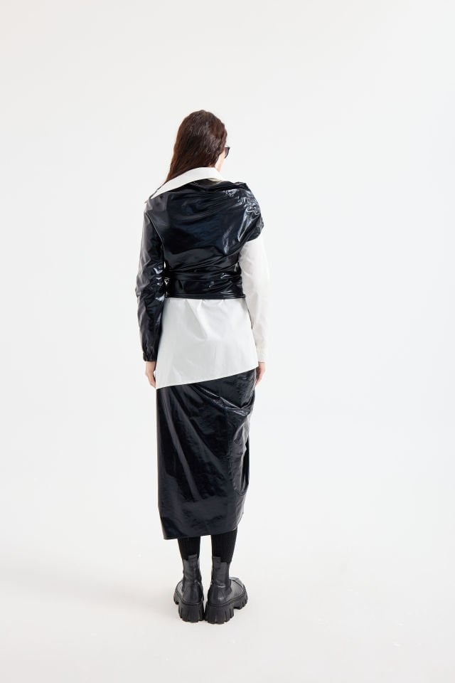 DERİ GÖRÜNÜMLÜ TEK KOLLU BLUZ ETEK TAKIM