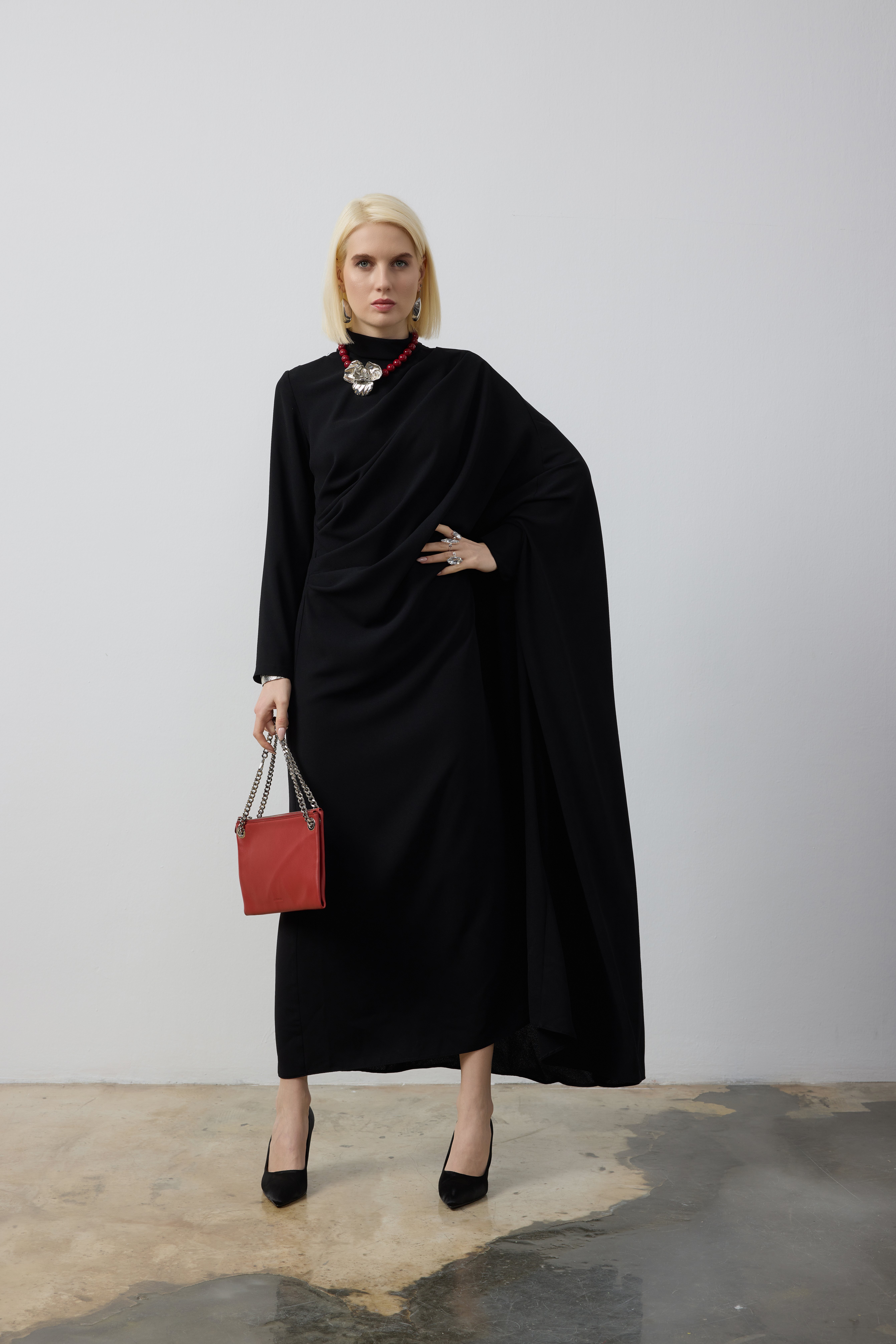 ÖN DRAPE DETAYLI TEK TARAFI YARASA KOL ELBİSE 9127