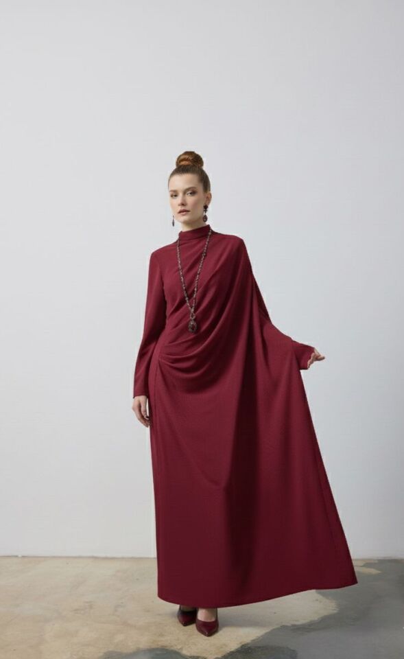 ÖN DRAPE DETAYLI TEK TARAFI YARASA KOL ELBİSE