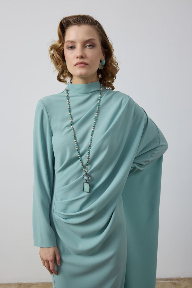 ÖN DRAPE DETAYLI TEK TARAFI YARASA KOL ELBİSE