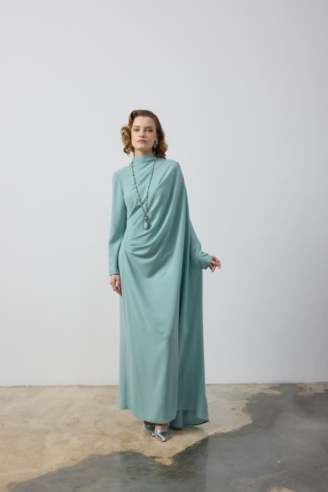 ÖN DRAPE DETAYLI TEK TARAFI YARASA KOL ELBİSE