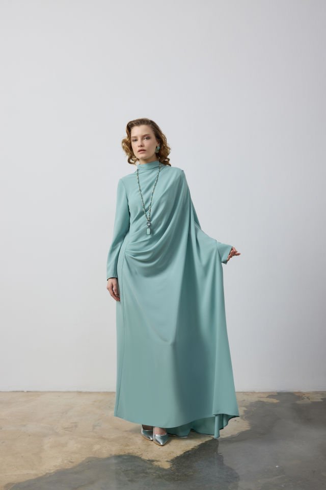 ÖN DRAPE DETAYLI TEK TARAFI YARASA KOL ELBİSE