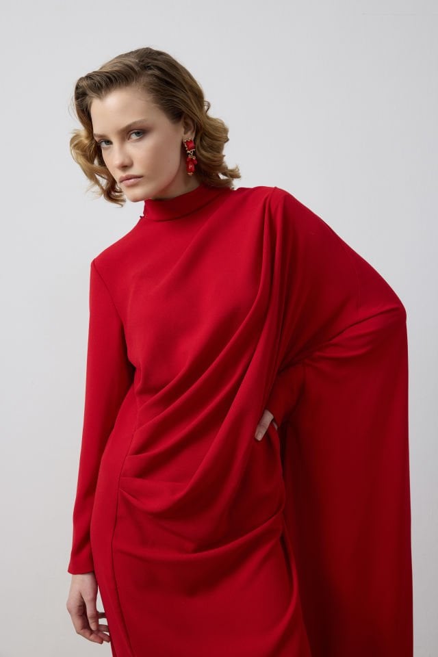 ÖN DRAPE DETAYLI TEK TARAFI YARASA KOL ELBİSE 38