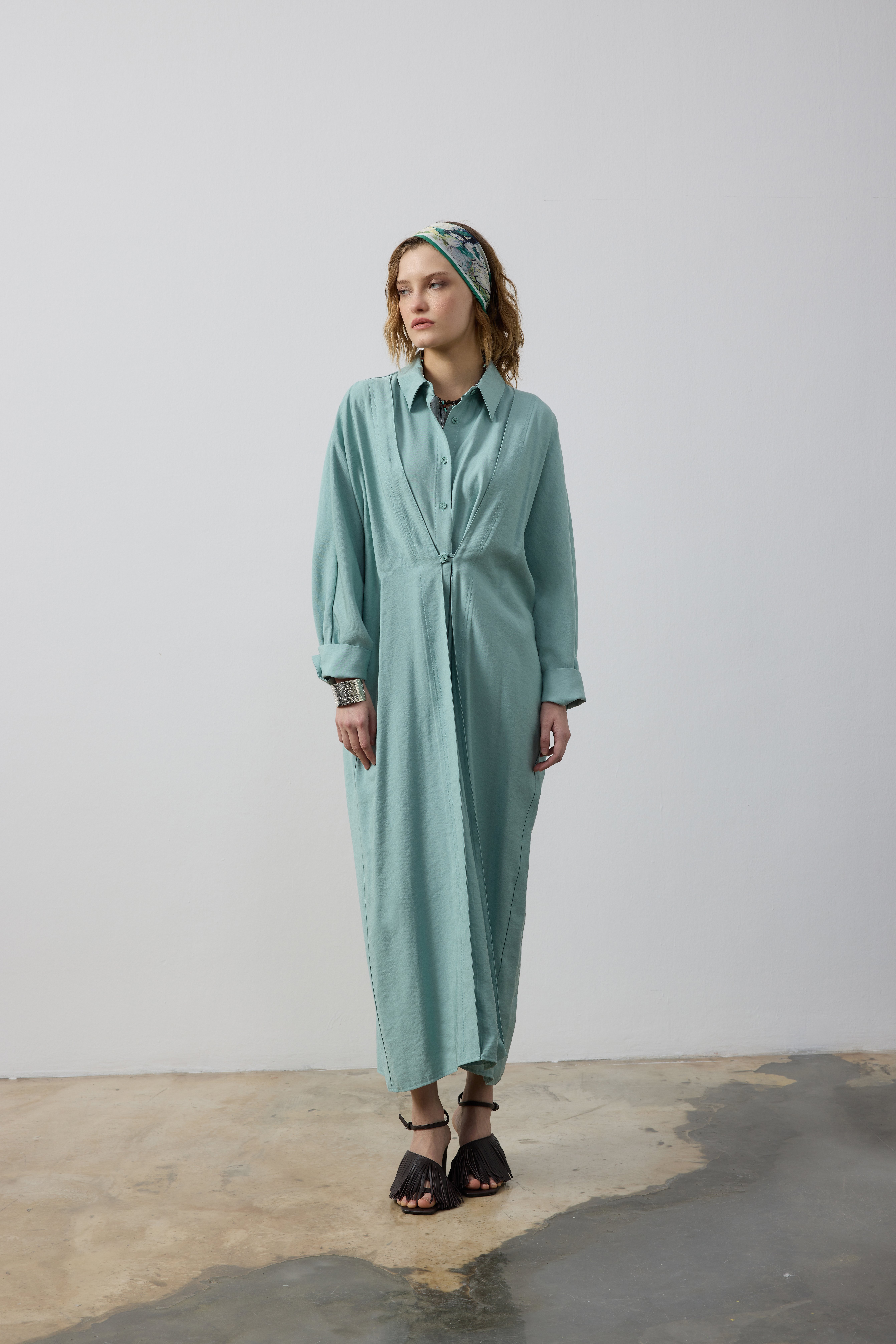 GÖMLEK YAKA DÜĞME DETAYLI SPOR ELBİSE 40