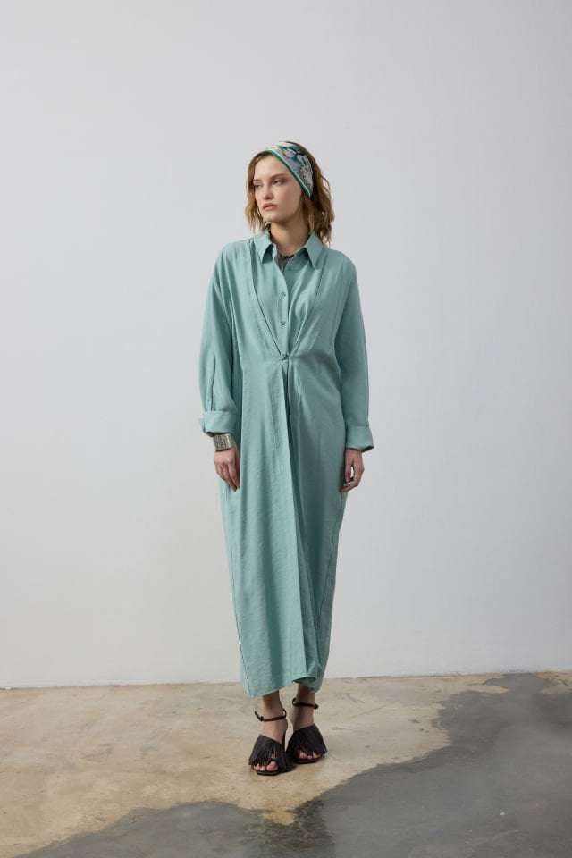 GÖMLEK YAKA DÜĞME DETAYLI SPOR ELBİSE 40